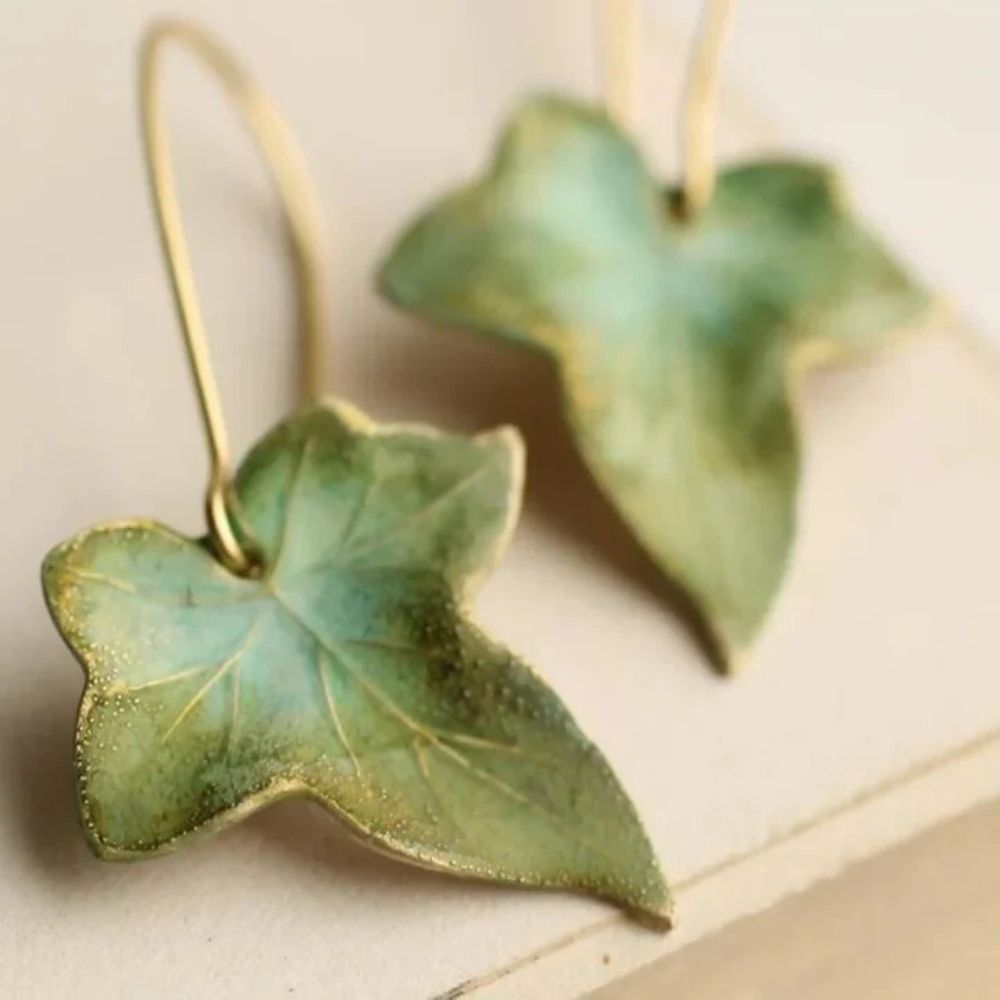 Feuille de Lierre | Boucles d'oreilles dorées avec feuille verte – Vue 01