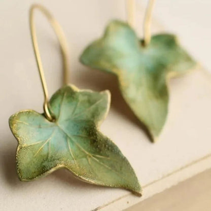 Feuille de Lierre | Boucles d'oreilles dorées avec feuille verte – Vue 01