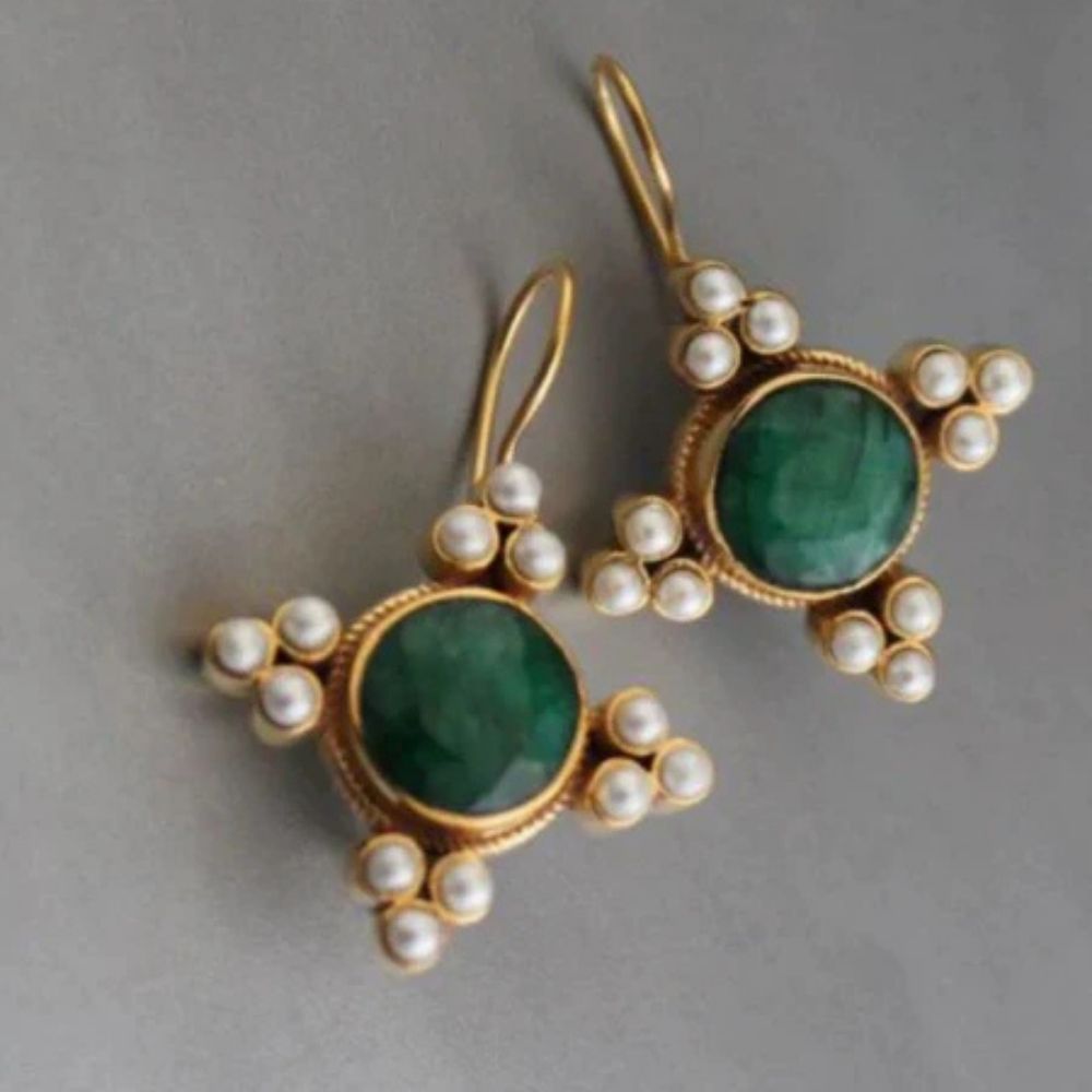 Triade Verte | Boucles d'oreilles dorées avec pierre verte et perles blanches – Vue 01