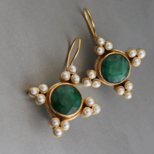 Triade Verte | Boucles d'oreilles dorées avec pierre verte et perles blanches – Vue 01