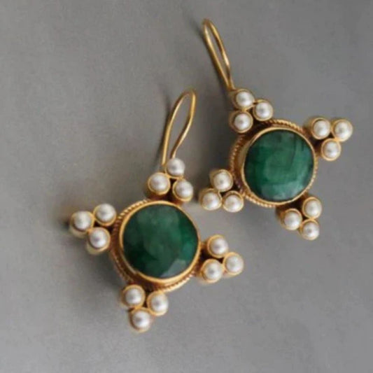 Triade Verte | Boucles d'oreilles dorées avec pierre verte et perles blanches – Vue 01
