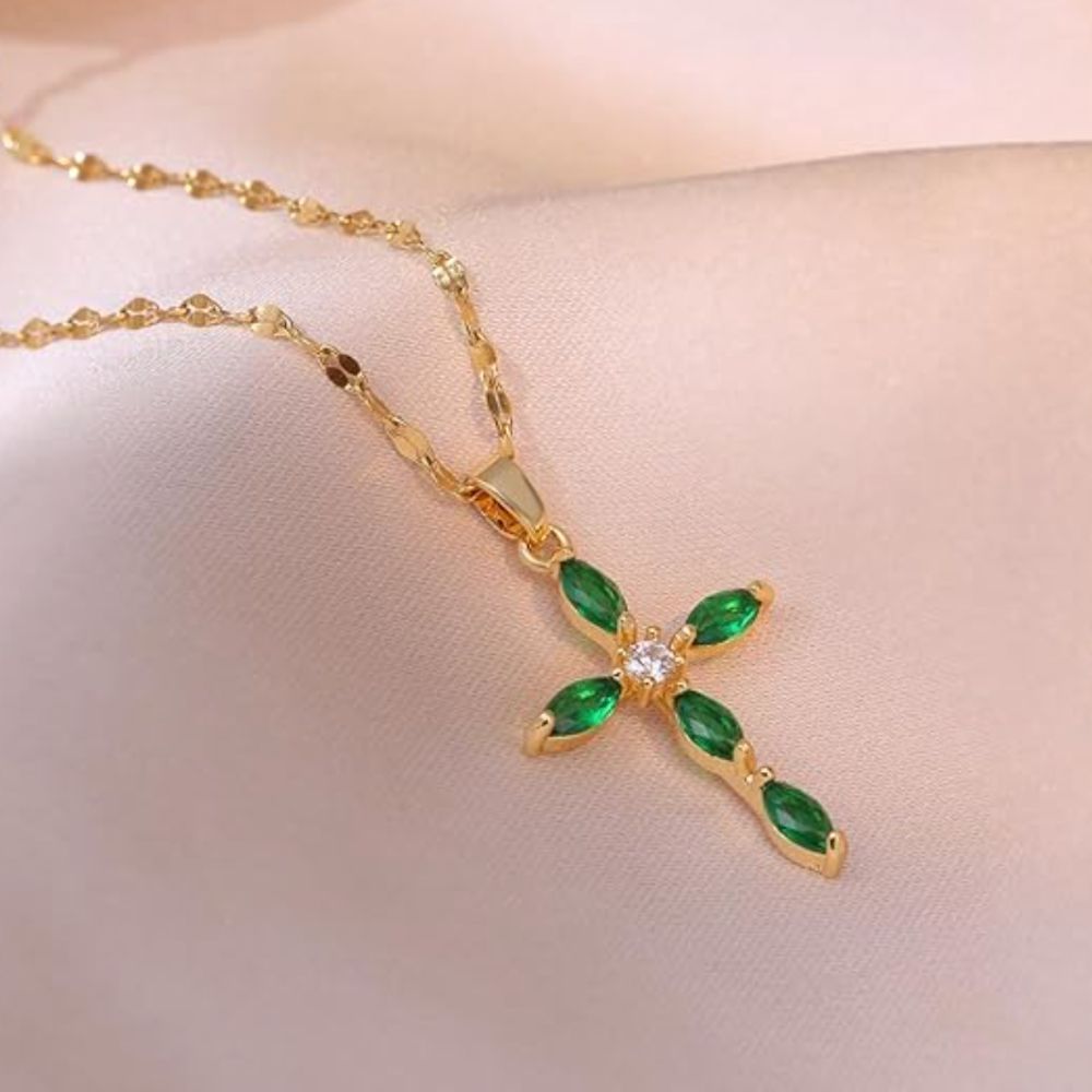 Christelle | Collier croix avec pierres vertes – Vue 01