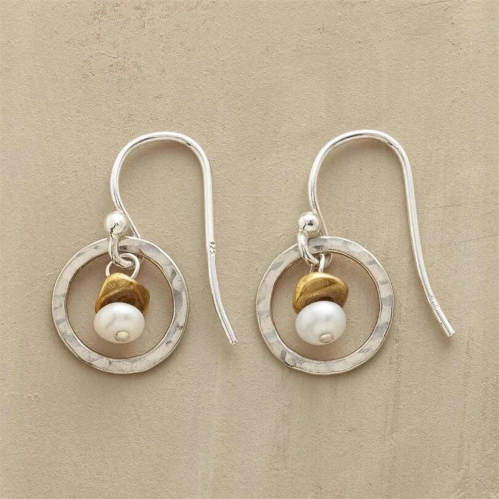 Regard de Disque | Boucles d'oreilles argentées avec cercle et perle blanche – Vue 01