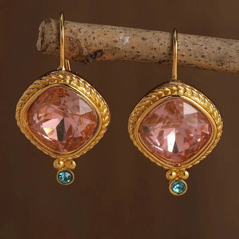 Éclat Pêche | Boucles d'oreilles dorées avec grande pierre rose – Vue 01