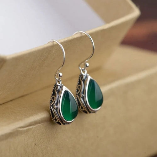 Lobe Vert | Boucles d'oreilles argentées avec pierre verte en forme de goutte – Vue 01