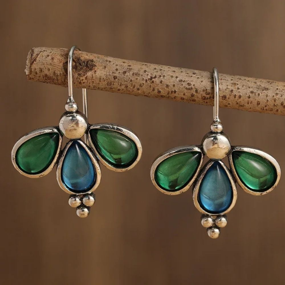 Trio de Feuilles | Boucles d'oreilles avec trois pierres en forme de goutte – Vue 01