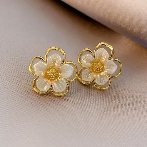 Bouton de Fleur Blanche | Boucles d'oreilles fleurs dorées en blanc – Vue 01