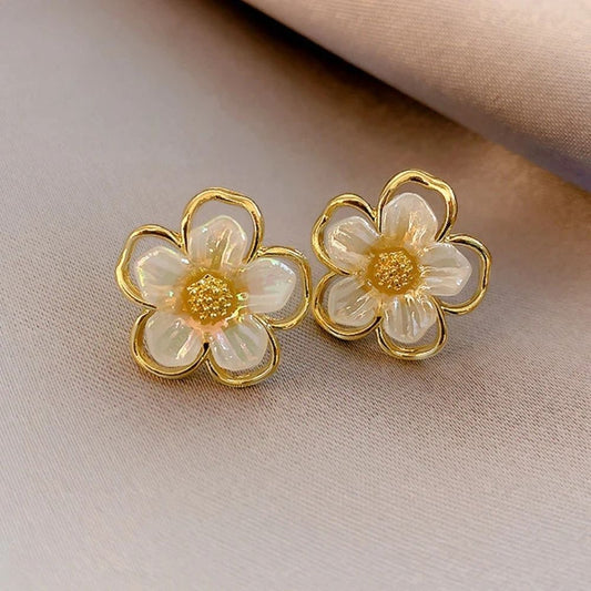 Bouton de Fleur Blanche | Boucles d'oreilles fleurs dorées en blanc – Vue 01