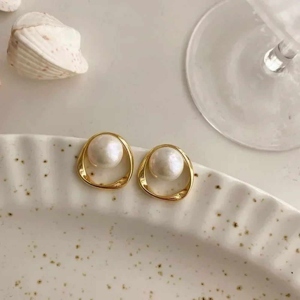 Rond en Boucle | Boucles d'oreilles dorées avec perle blanche ronde dans un anneau ouvert – Vue 01