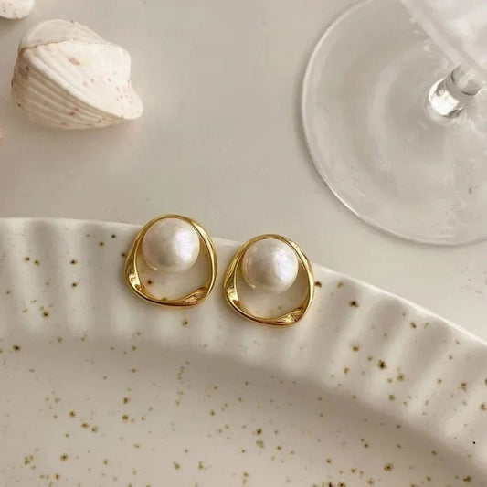 Rond en Boucle | Boucles d'oreilles dorées avec perle blanche ronde dans un anneau ouvert – Vue 01