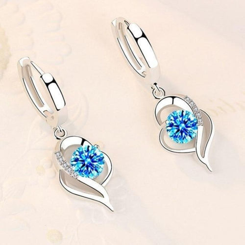 Cœur Bleu | Boucles d'oreilles argentées en forme de cœur avec pierre bleue – Vue 01