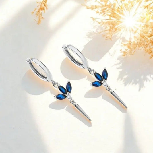 Plume Bleue | Boucles d'oreilles argentées avec détails de feuilles bleues – Vue 01