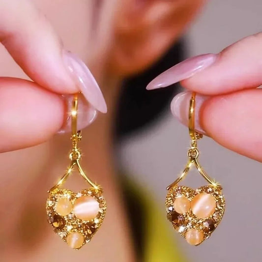 Cœur Doré Rose | Boucles d'oreilles cœur dorées avec pierre rose – Vue 01