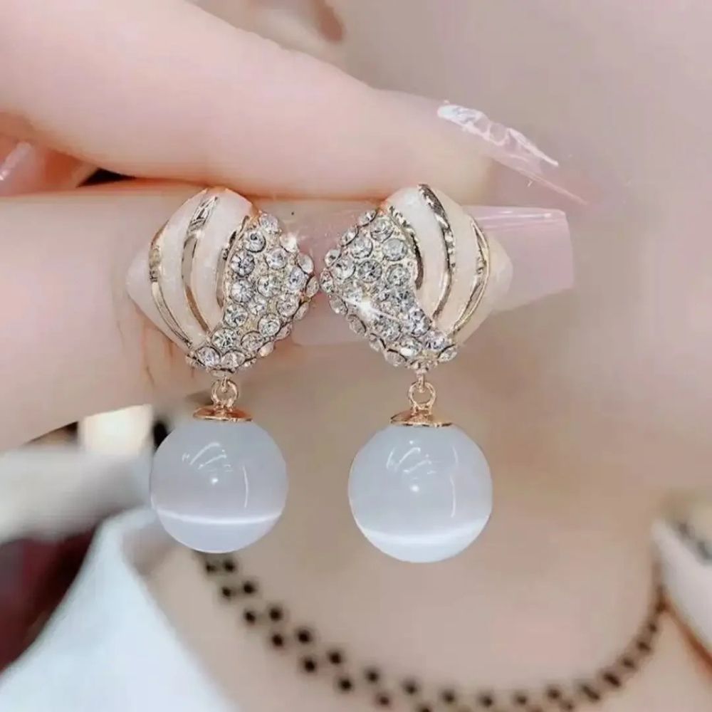 Feuille de Givre | Boucles d'oreilles avec pierres claires et perle blanche – Vue 01