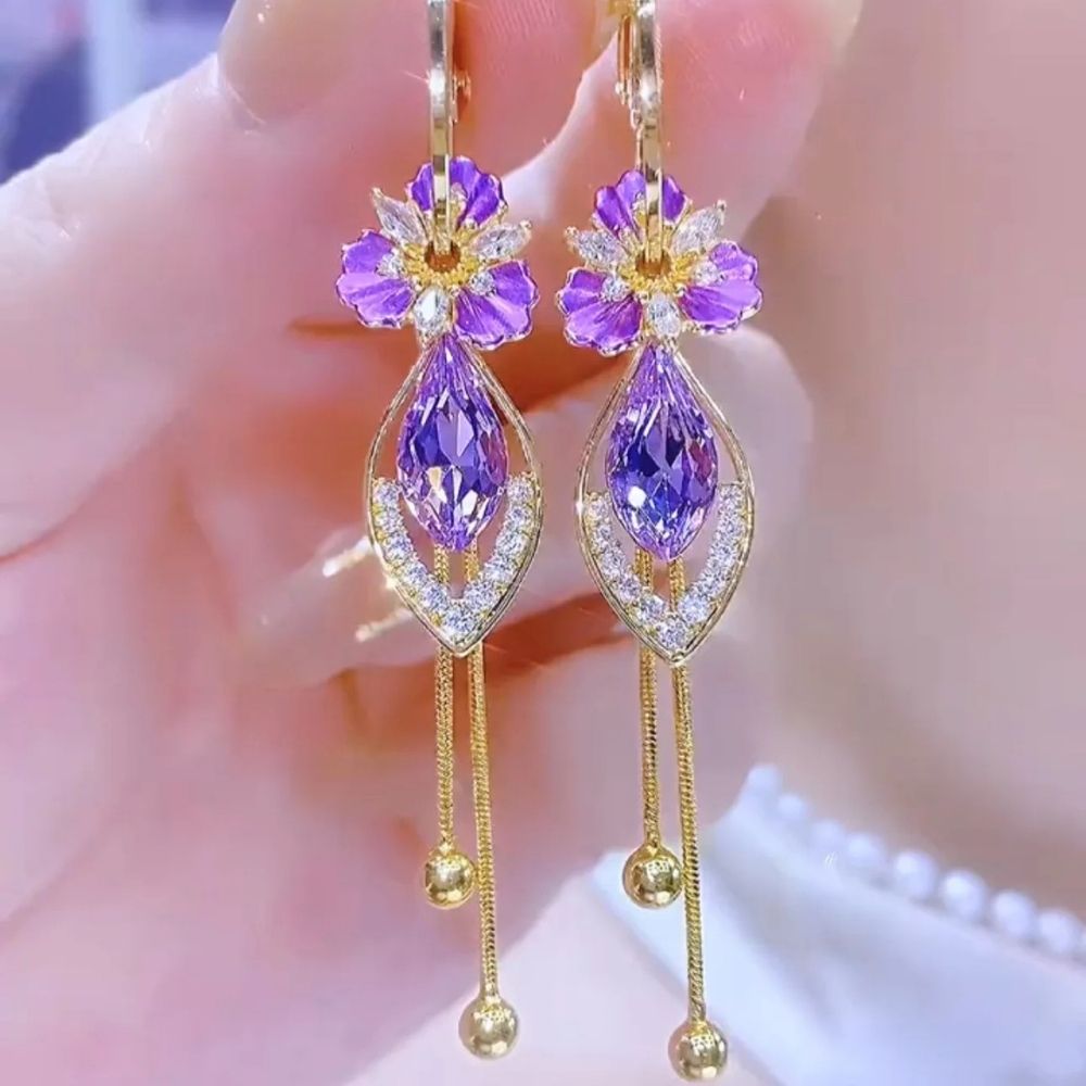 Fleur Violette | Boucles d'oreilles fleurs dorées avec pierre violette – Vue 01