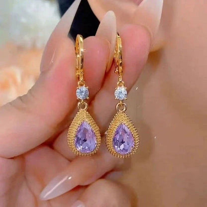 Goutte Violette | Boucles d'oreilles dorées avec pierre violette en forme de goutte – Vue 01