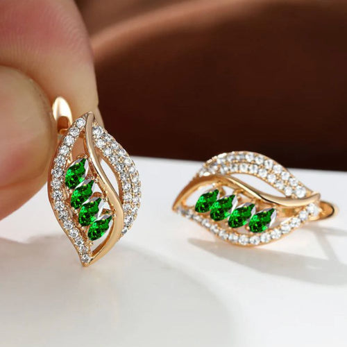 Feuille Verte | Boucles d'oreilles dorées avec pierres vertes en forme de feuille – Vue 01
