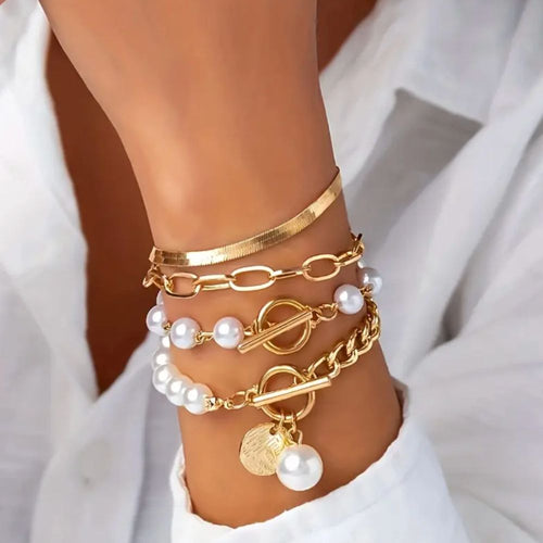 Chic | Ensemble de quatre bracelets dorés à perles blanches – Vue 01