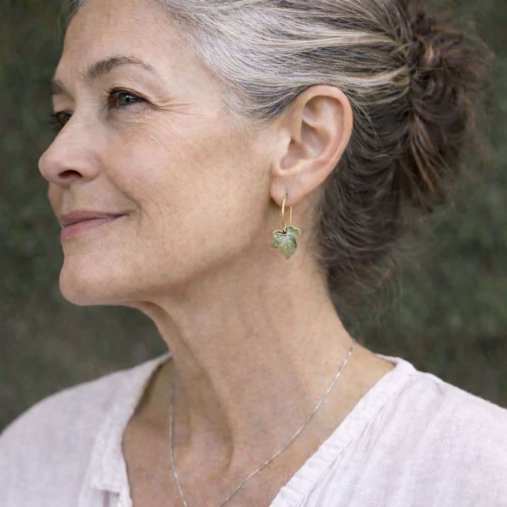 Feuille de Lierre | Boucles d'oreilles dorées avec feuille verte – Vue 02