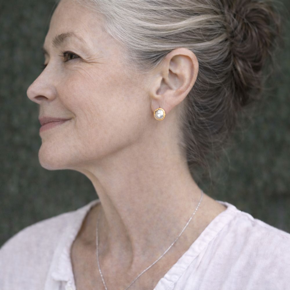 Serti Ondulé | Boucles d'oreilles dorées avec détail blanc irrégulier – Vue 02