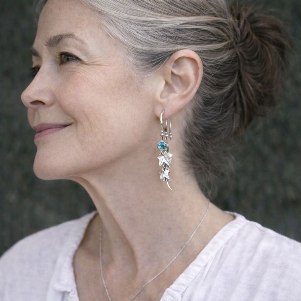 Liane de Lierre | Longues boucles d'oreilles argentées avec pierre bleue – Vue 02