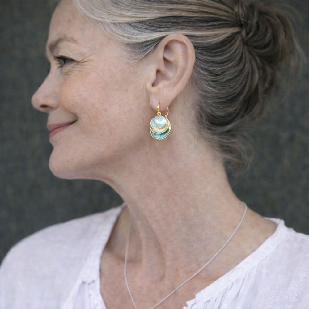 Ton Aqua | Boucles d'oreilles dorées avec pierre bleu clair – Vue 02
