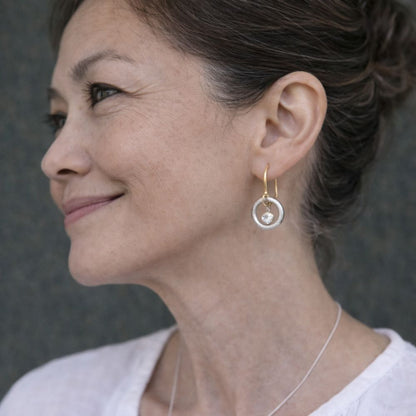 Éclat Circulaire | Boucles d'oreilles avec cercle en deux couleurs de métal – Vue 02