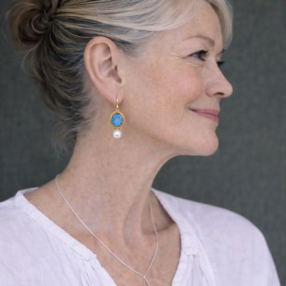 Camée Ancien | Boucles d'oreilles dorées avec pierre bleue et perle blanche – Vue 02