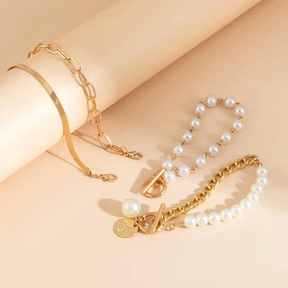 Chic | Ensemble de quatre bracelets dorés à perles blanches – Vue 02