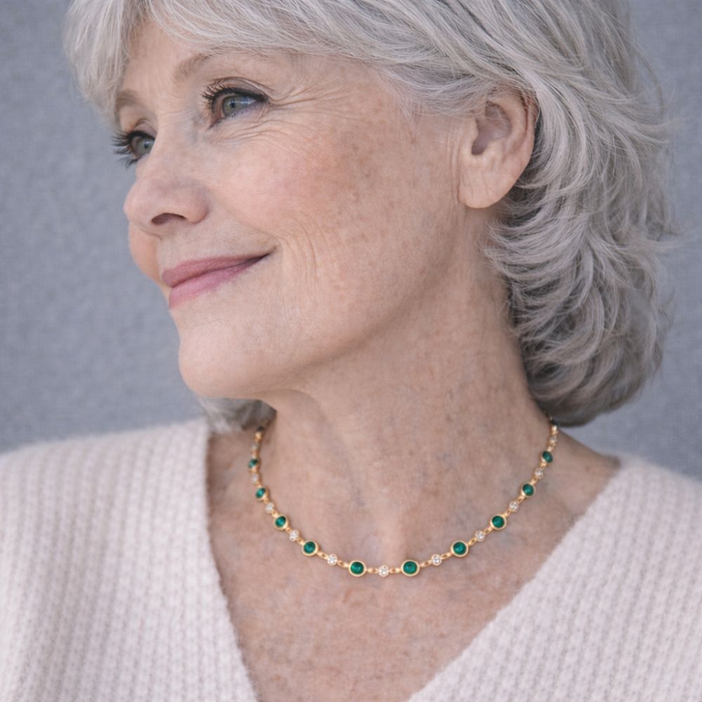 Esméralda | Collier doré avec détails verts et clairs – Vue 02