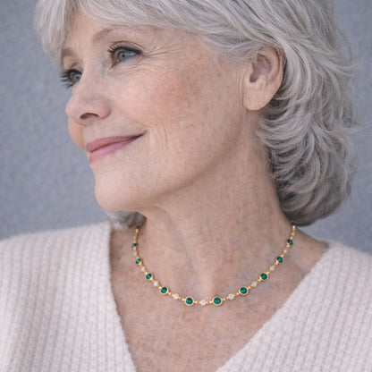 Esméralda | Collier doré avec détails verts et clairs – Vue 02