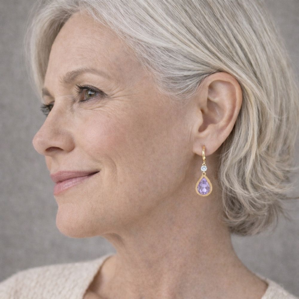 Goutte Violette | Boucles d'oreilles dorées avec pierre violette en forme de goutte – Vue 02