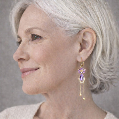 Fleur Violette | Boucles d'oreilles fleurs dorées avec pierre violette – Vue 02