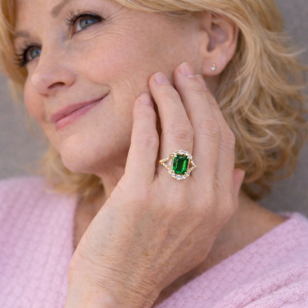 Regard des Prés | Bague dorée avec pierre verte carrée – Vue 02