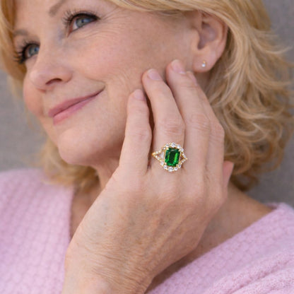 Regard des Prés | Bague dorée avec pierre verte carrée – Vue 02