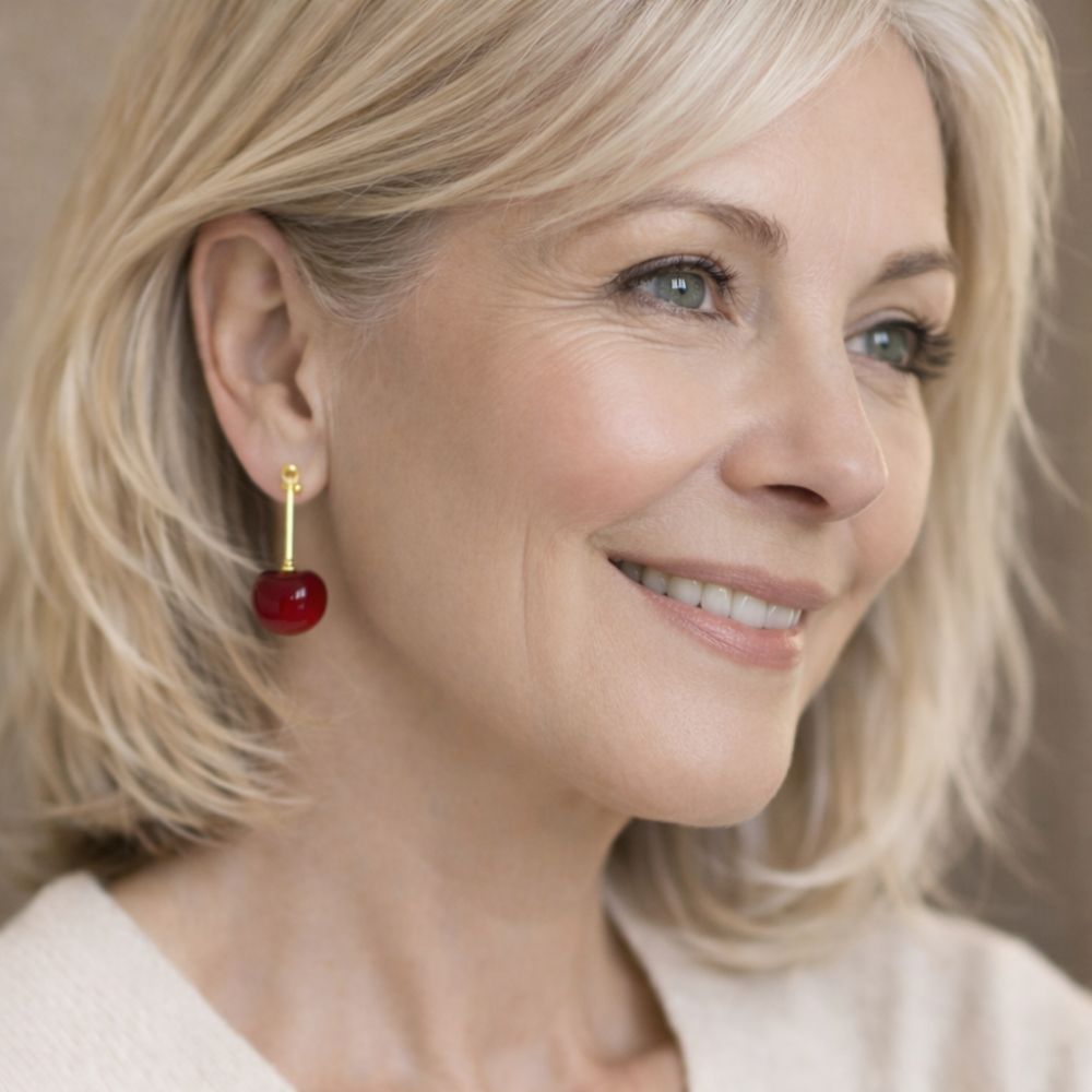 Semis de Cerises | Boucles d'oreilles dorées avec cerises rouges – Vue 02