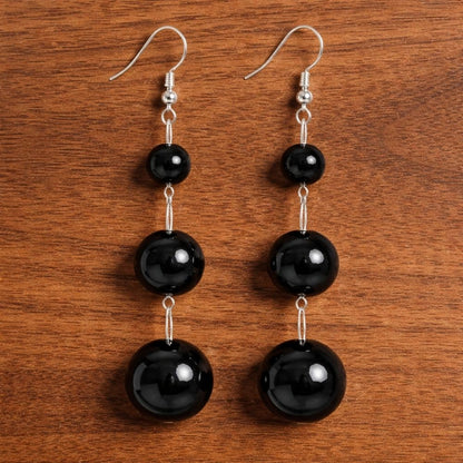 Semis Noir | Longues boucles d'oreilles avec perles noires – Vue 02