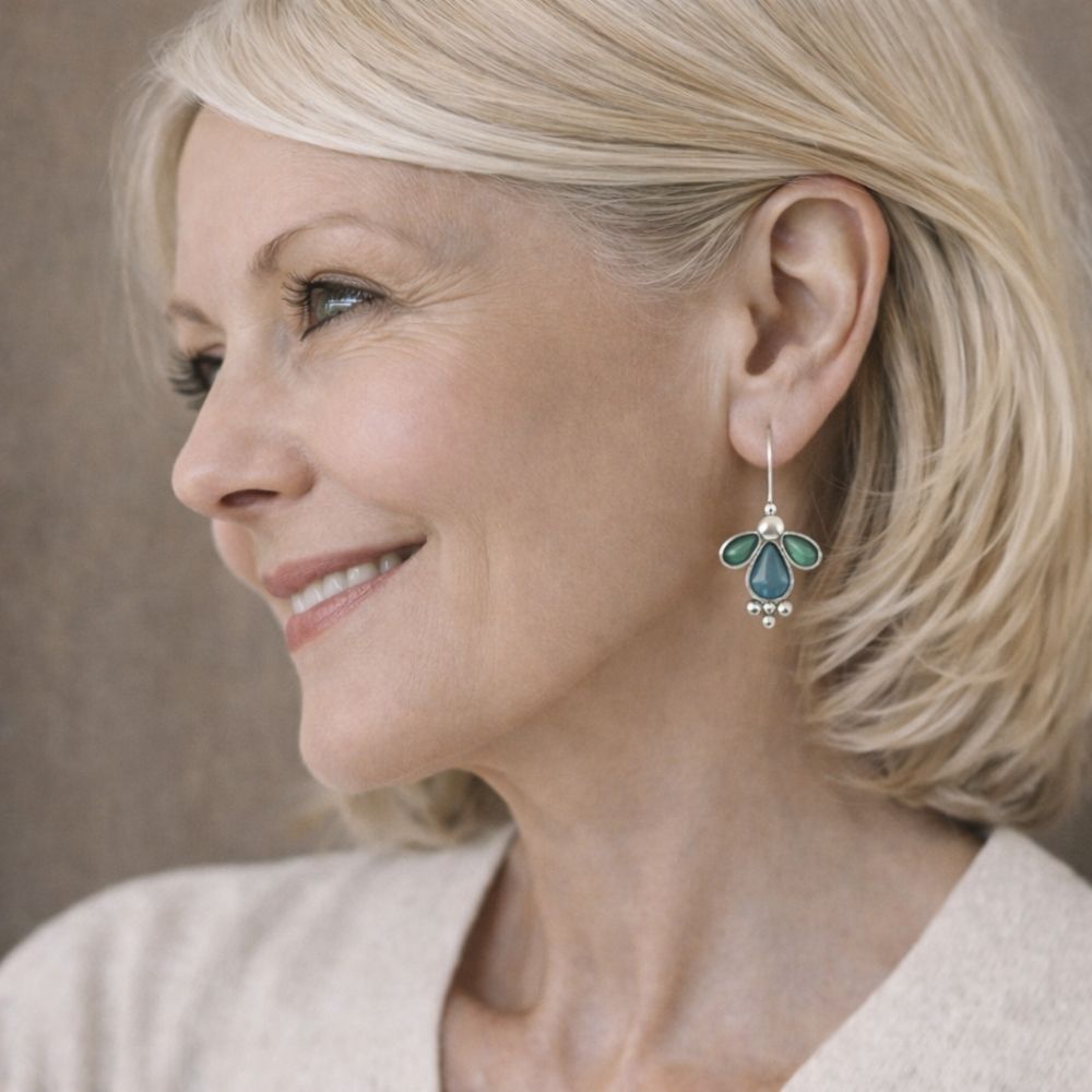 Trio de Feuilles | Boucles d'oreilles avec trois pierres en forme de goutte – Vue 02