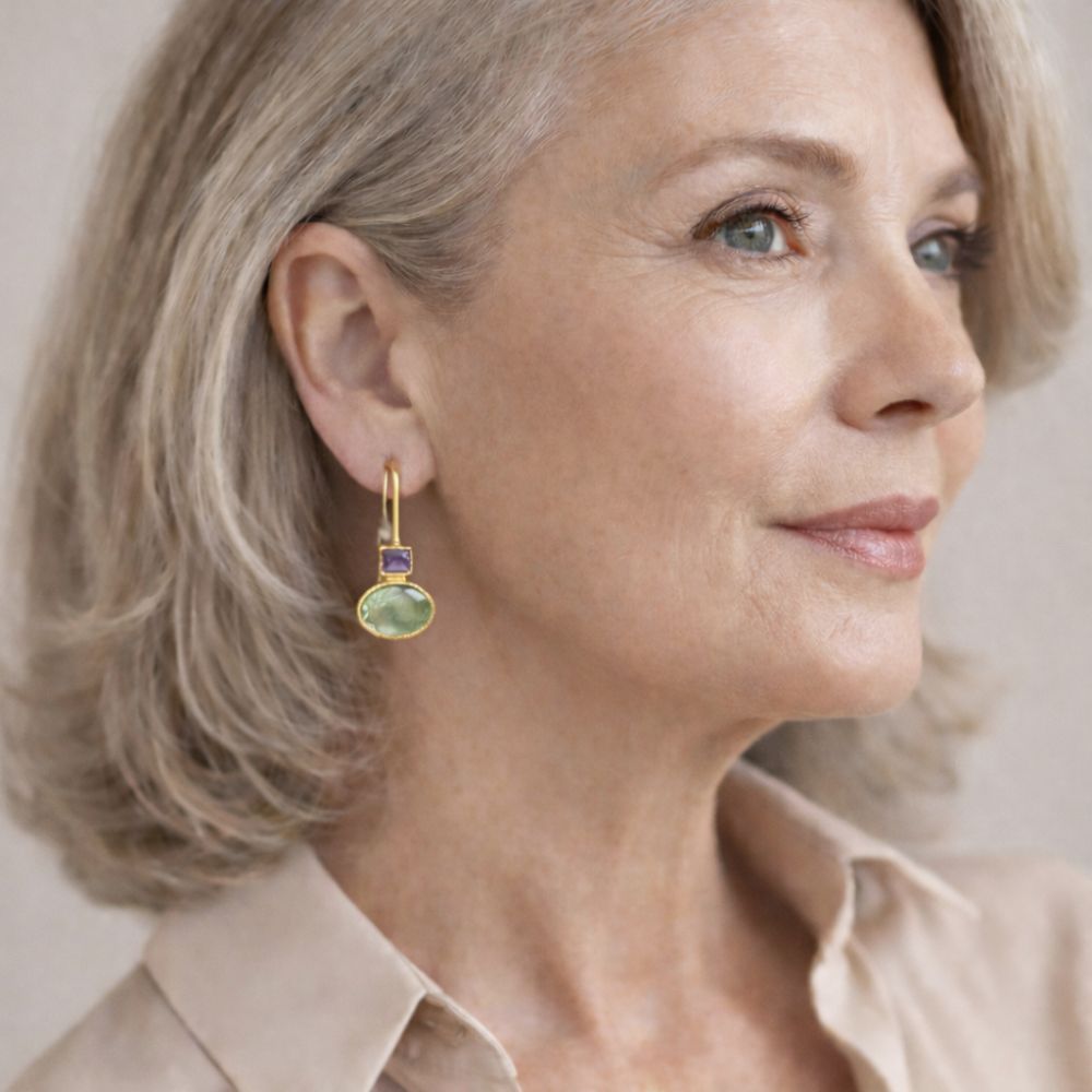 Lumière d'Olive | Boucles d'oreilles dorées avec pierres vertes – Vue 02