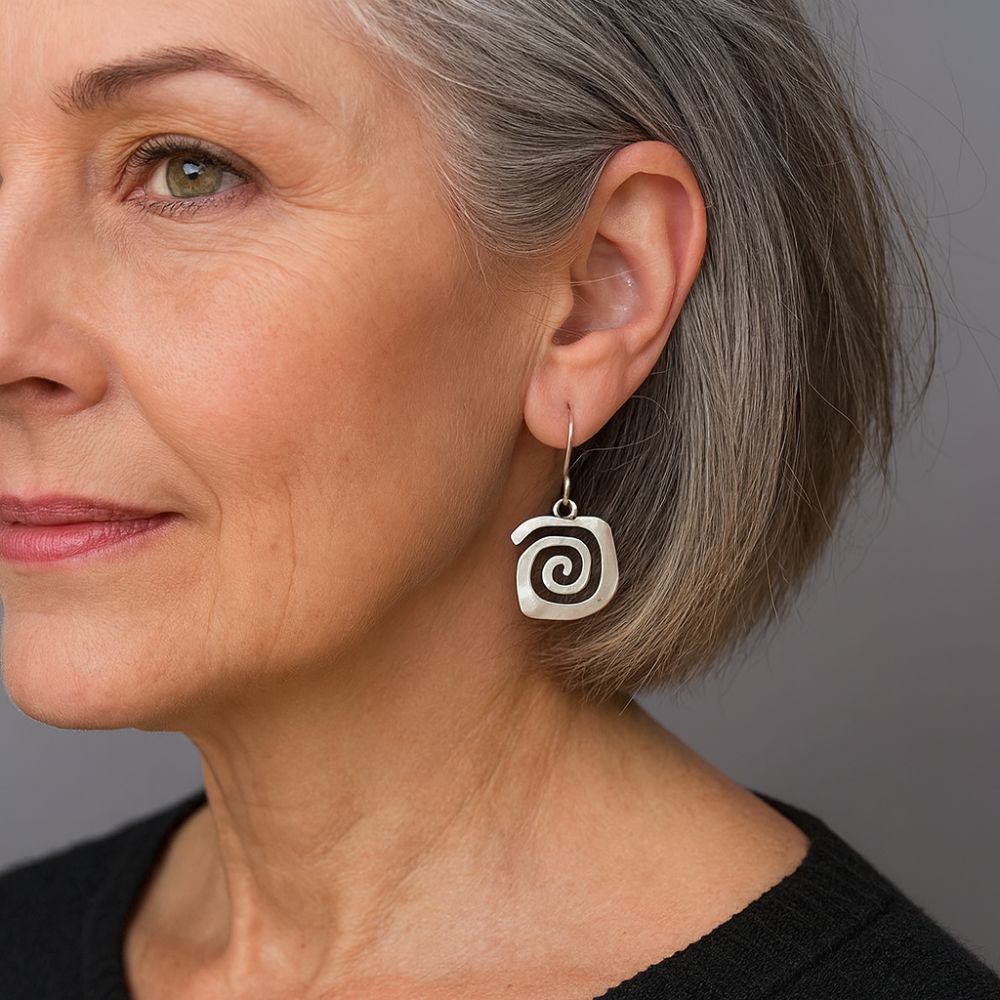 Labyrinthe | Boucles d'oreilles argentées à motif de spirale – Vue 02