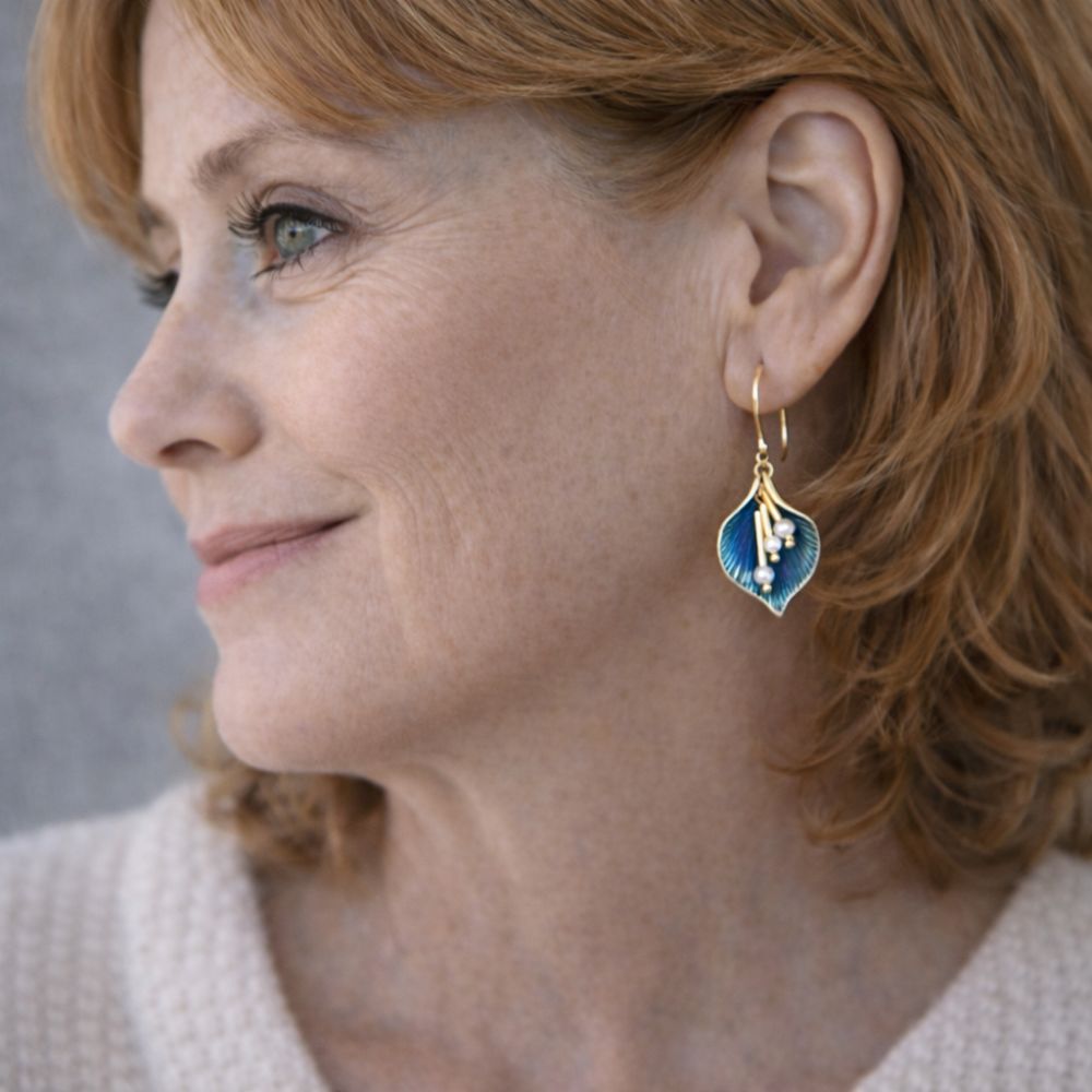 Arum Bleu | Boucles d'oreilles argentées avec fleur d'arum bleue – Vue 02
