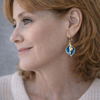 Arum Bleu | Boucles d'oreilles argentées avec fleur d'arum bleue – Vue 02