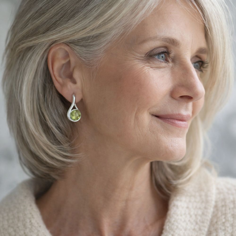 Courbe Verte | Boucles d'oreilles argentées avec pierre vert olive – Vue 02