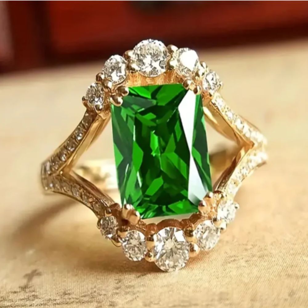 Regard des Prés | Bague dorée avec pierre verte carrée – Vue 01