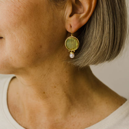 Motif Vert | Boucles d'oreilles dorées avec pierre verte et goutte blanche – Vue 02