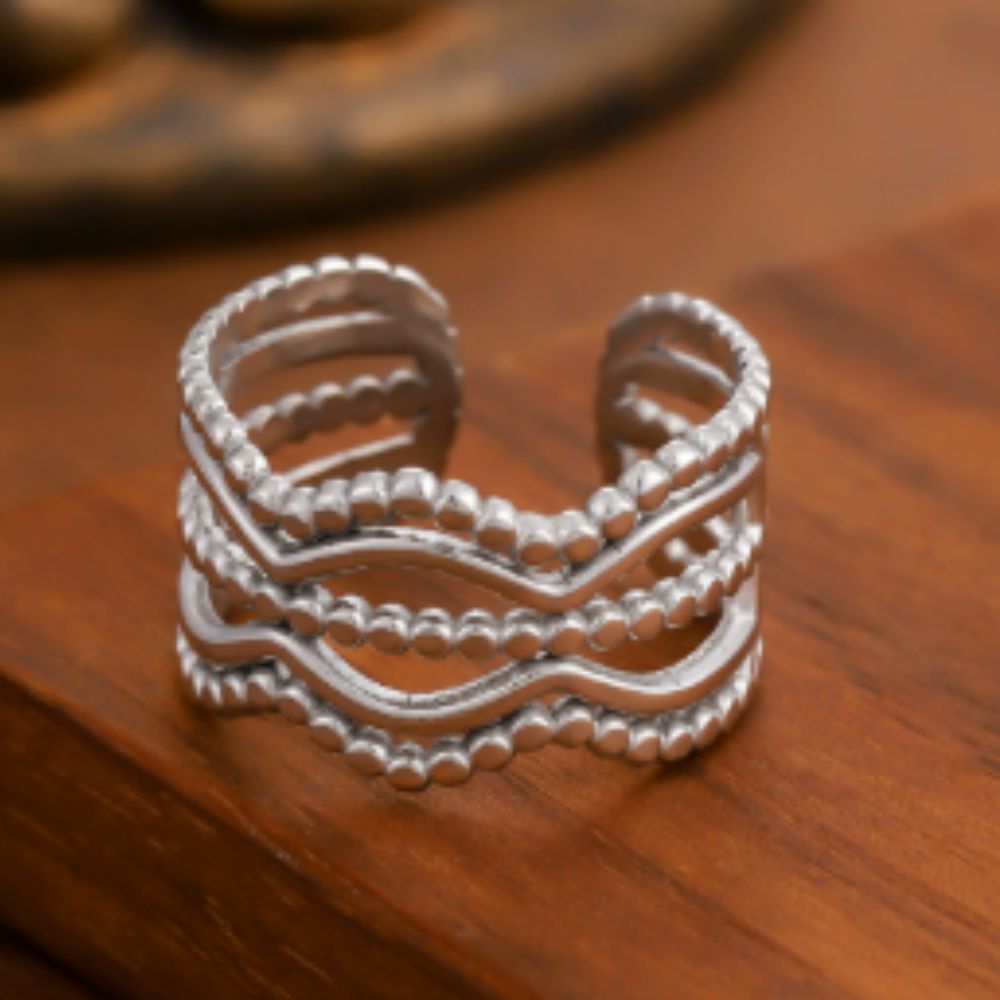 Bague ouverte argentée composée de plusieurs bandes ondulées