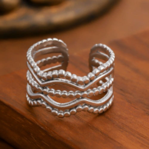 Bague ouverte argentée composée de plusieurs bandes ondulées