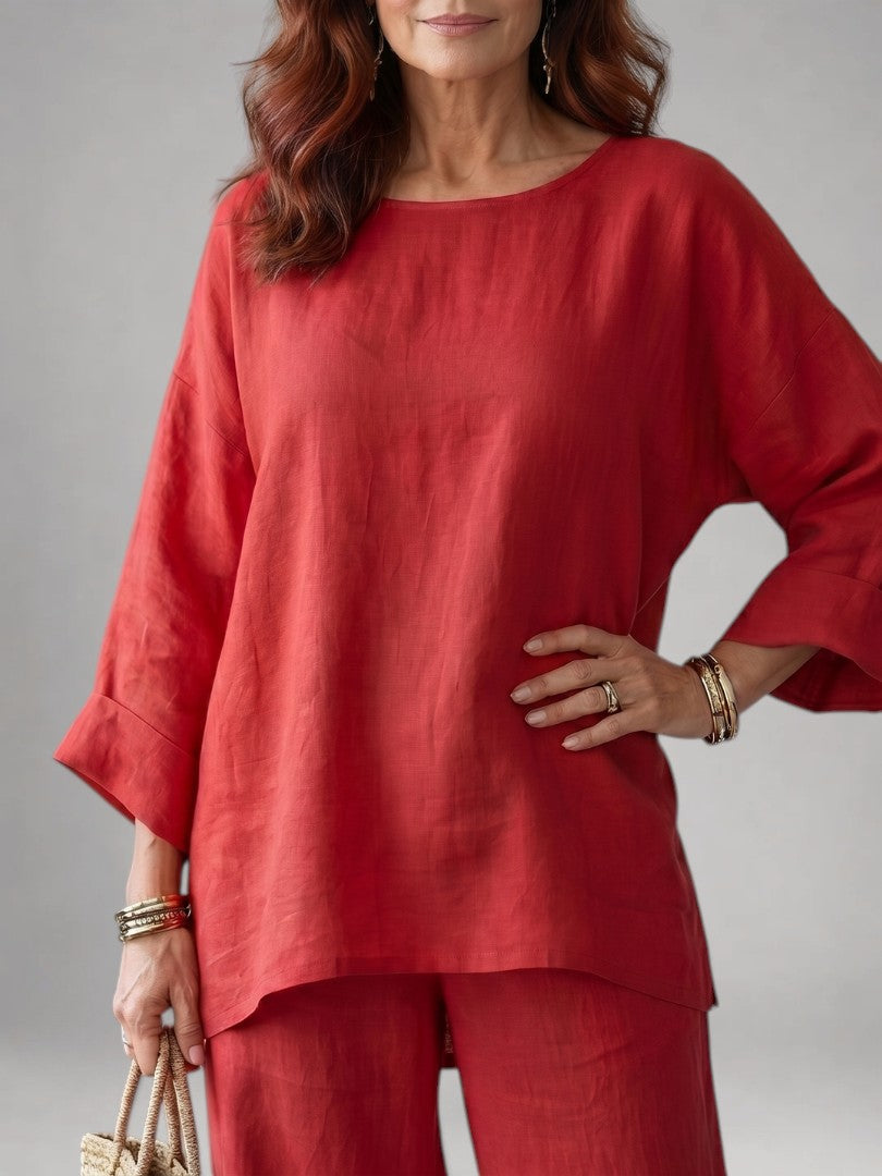 Femme portant un ensemble deux pièces avec tunique oversize et pantalon à jambes larges, coloris rouge