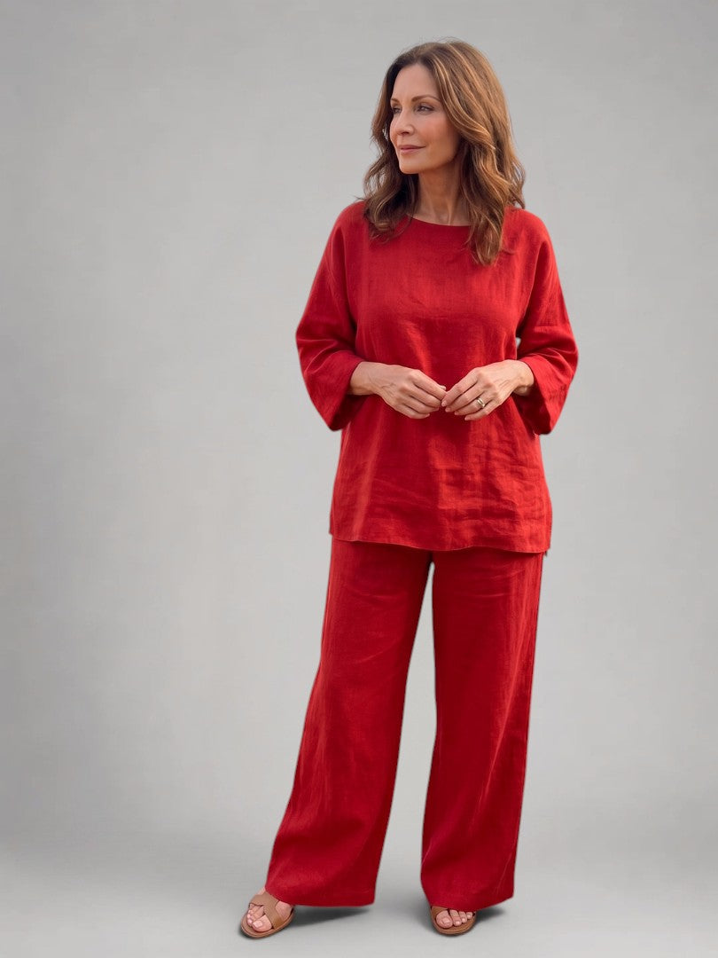Femme portant un ensemble deux pièces avec tunique oversize et pantalon à jambes larges, coloris rouge