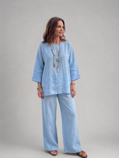 Femme portant un ensemble deux pièces avec tunique oversize et pantalon à jambes larges, coloris bleu